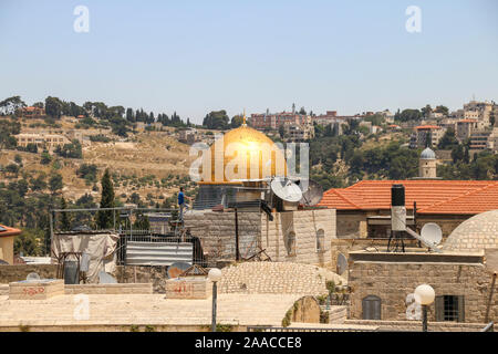 Gerusalemme, Israele. 16 Maggio, 2018. Un uomo si erge su una scala a pioli e guarda i suoi piccioni. Dietro di esso, sul Monte del Tempio a Gerusalemme, egli si erge la Cupola della roccia. Credito: Stephan Schulz/dpa-Zentralbild/ZB/dpa/Alamy Live News Foto Stock