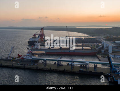 Sassnitz, Germania. Xii Nov, 2019. Vista sul porto di Mukran sull'isola di Rügen. Su tutto il percorso tra la Germania e la Cina, per la prima volta una parte del viaggio viene effettuata per via marittima tra i porti di Mukran e Baltysk nella regione di Kaliningrad. Una nave con il primo 41 contenitori di prova di un treno che aveva avviato all inizio di novembre a Xi'an in Cina centrale, è stato scaricato in Mukran. Credito: Jens Büttner/dpa-Zentralbild/ZB/dpa/Alamy Live News Foto Stock