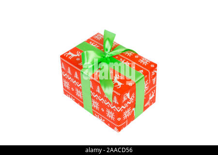 Natale o altre vacanze presente fatti a mano in carta di colore rosso con nastro verde. Isolato su sfondo bianco, vista dall'alto. ringraziamento confezione regalo concetto. Foto Stock