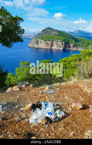 La lettiera e i rifiuti abbandonati in un bellissimo posto, blu del mare e della costa, vicino a Kumluca, Antalya, Turchia, turco, Mediterraneo, meta di vacanza Foto Stock