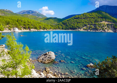 La lettiera e i rifiuti abbandonati in un bellissimo posto, blu del mare e della costa, vicino a Kumluca, Antalya, Turchia, turco, Mediterraneo, meta di vacanza Foto Stock