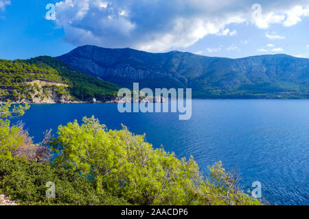 La lettiera e i rifiuti abbandonati in un bellissimo posto, blu del mare e della costa, vicino a Kumluca, Antalya, Turchia, turco, Mediterraneo, meta di vacanza Foto Stock