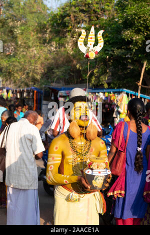 Devoto indù con linguetta forata e ciotola in Tiruchirappalli,Tamil Nadu, India Foto Stock