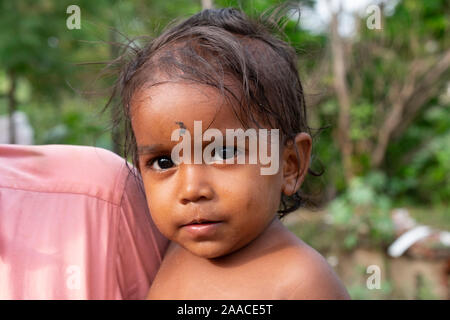 Ritratto di una bambina essendo portati sul braccio del padre in Tiruchirappalli,Tamil Nadu, India Foto Stock