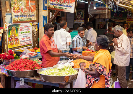 Venditore di fiori nel mercato di Gandhi in Tiruchirappalli ,Tamil Nadu,l'India . Foto Stock