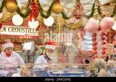 ROUEN, Francia - 16 dicembre 2018: Natale chiosco decorato con dolci alla fiera in Europa Foto Stock