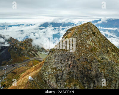 Vista aerea dell'autunno le montagne nella località sciistica di Rosa Khutor. Sochi e Krasnaya Polyana. Foto Stock