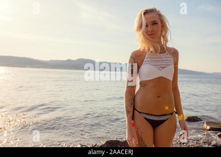 Ritratto di giovane e bella donna in Bikini in spiaggia Foto Stock