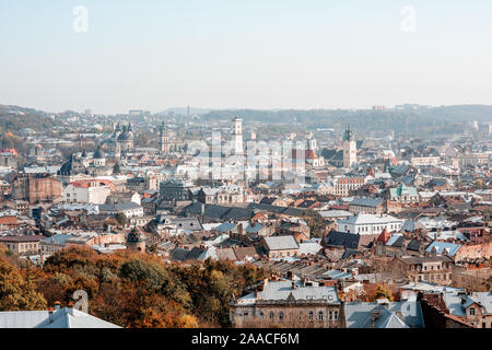 Paesaggio urbano in vista dello skyline del centro storico della città di Leopoli durante il soleggiato autunno in Ucraina Foto Stock