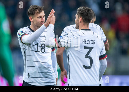 Francoforte, Deutschland. Xx Nov, 2019. Il portiere Leon GORETZKA (sinistra, GER) e Jonas HECTOR (GER) guardare avanti per l'obiettivo 5: 1 per la Germania, giubilo, allegria, tifo, gioia, entusiasmo, celebrare, goaljubel, mezza figura, mezza figura, gesto gesto, Soccer Laenderspiel, Campionato Europeo di qualificazione, gruppo C, Germania (GER) - Irlanda del Nord (NIR) 6: 1, il 19/11/2019 a Francoforte, in Germania. € | Utilizzo di credito in tutto il mondo: dpa/Alamy Live News Foto Stock