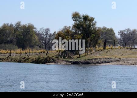 Confine tra Botsswana e Nanibia sull'Okavango Delta Moremi Game Reserve in Africa Foto Stock