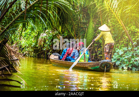 Tourist godendo delta del Mekong crociera con canoa sul Vietnam Foto Stock