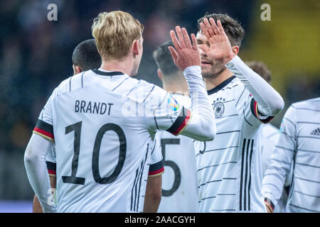 Il portiere Julian BRANDT (sinistra, GER) e Jonas HECTOR (GER) sono felice circa l'obiettivo a 6: 1 per la Germania, giubilo, tifo, tifo, gioia, entusiasmo, celebrare, goaljubel, mezza figura, mezza figura, gesto gesto, Soccer Laenderspiel, Campionato Europeo di qualificazione, gruppo C, Germania (GER) - Irlanda del Nord (NIR) 6: 1, il 19/11/2019 a Francoforte, in Germania. € | Utilizzo di tutto il mondo Foto Stock