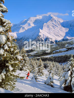 Mont Blanc e il massiccio del Monte Bianco sopra Megeve, St. Gervais e Cotes 2000 da Mont D'Arbois, Bettex, alta Savoia, Francia. Foto Stock