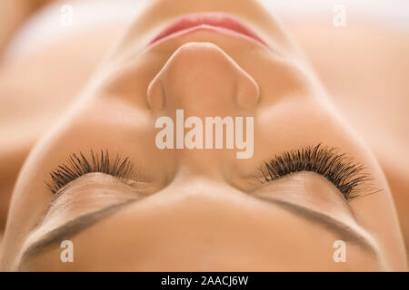 Comaprison di naturale e ciglia estesa Foto Stock