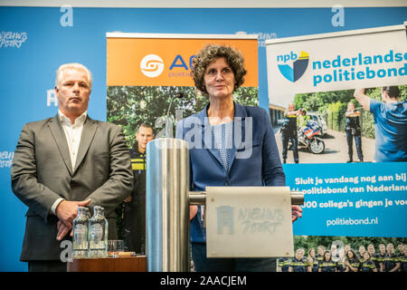 DEN HAAG, 21-11-2019, la polizia olandese sindacati fare una dichiarazione circa workpressure per funzionari di polizia per le strade. Dicono che è troppo ed è tempo per l'azione. Gerrit van de Kamp (ACP) e Miriam Barendse (VMHP). Foto Stock