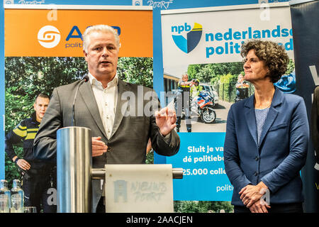 DEN HAAG, 21-11-2019, la polizia olandese sindacati fare una dichiarazione circa workpressure per funzionari di polizia per le strade. Dicono che è troppo ed è tempo per l'azione. Gerrit van de Kamp (ACP) e Miriam Barendse (VMHP). Foto Stock