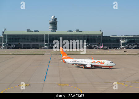 Incheon Corea , 8 ottobre 2019 : Boeing 737-8come piano di Jeju Air compagnia aerea in aeroporto di Incheon con torre di controllo vista in Seoul COREA DEL SUD Foto Stock