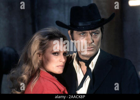 URSULA ANDRESS e Alain Delon nel sole rosso (1971) - Titolo originale: SOLEIL ROUGE-, diretto da Terence Young. Credito: LES FILMS CORONA / Album Foto Stock