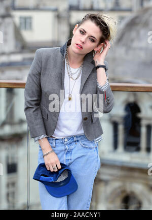 Kristen Stewart durante il Charlie's Angels Photocall al Corinthia Hotel di Londra. Foto Stock