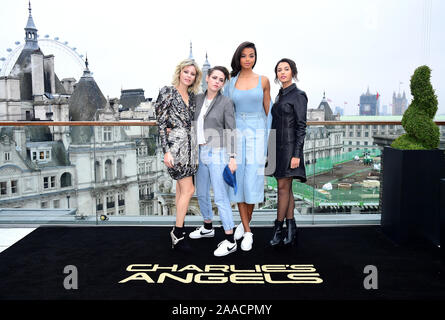Elizabeth banche, Kristen Stewart, Ella Balinska e Naomi Scott (sinistra destra tor) durante il Charlie's Angels Photocall al Corinthia Hotel di Londra. Foto Stock