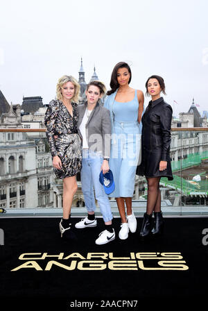 Elizabeth banche, Kristen Stewart, Ella Balinska e Naomi Scott (sinistra destra tor) durante il Charlie's Angels Photocall al Corinthia Hotel di Londra. Foto Stock