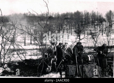 Soldati tedeschi sparano un artiglieria leggera sul fronte russo 1941. Foto in bianco e nero della seconda guerra mondiale di origine tedesca. Foto Stock