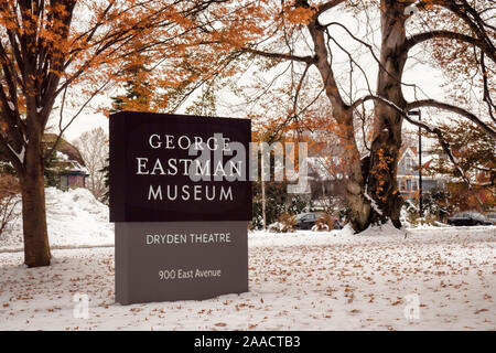 Rochester, New York, Stati Uniti d'America. Novembre 15, 2019. Segno di benvenuto al George Eastman Museum e Dryden Theatre su East Avenue a Rochester, New York Foto Stock