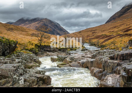 Il flusso rapido di acqua bianca del Fiume Etive nelle highlands scozzesi Foto Stock