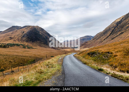 Remote strada di montagna nelle Highlands scozzesi questo è stato usato come un film ubicazione Foto Stock