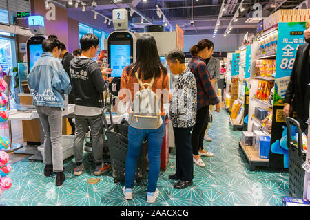 Shanghai, Cina, Medium Group People Grocery Shopping nel supermercato cinese di Zhong hai Huan Yu Hui Shopping Center, negozi con pagamenti mobili, retro, adolescenti cinesi, moderni clienti del supermercato asia, check-out self-out Foto Stock
