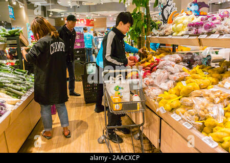 Shanghai, Cina, People Grocery Shopping nel supermercato cinese di Zhong hai Huan Yu Hui Shopping Center, Xin Tian di area, alimentari di quartiere, verdure, adolescenti cinesi, supermercato moderno, fruttivendolo all'interno Foto Stock