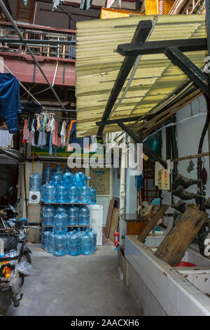 Shanghai, Cina, poveri alloggi residenziali nel centro della città, quartiere a basso reddito Foto Stock