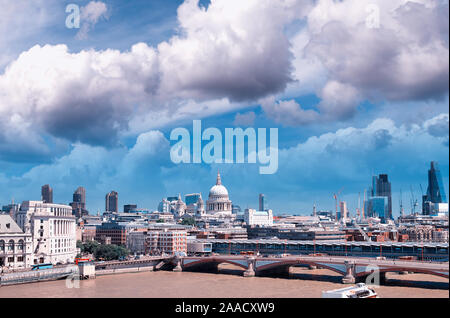 Lo skyline di Londra lungo il Tamigi. Foto Stock