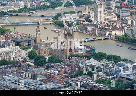 Vista aerea del Palazzo di Westminster, ruota panoramica Ferris e città ponti sul fiume Tamigi da un alto punto di vantaggio. Foto Stock