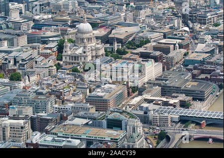 Vista aerea della Cattedrale di St Paul e dello skyline della città da un alto punto di vantaggio. Foto Stock