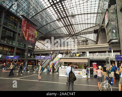 Berlino, Germania - 6 agosto 2019: interni di berlino stazione centrale durante il tempo di picco con passeggeri Foto Stock