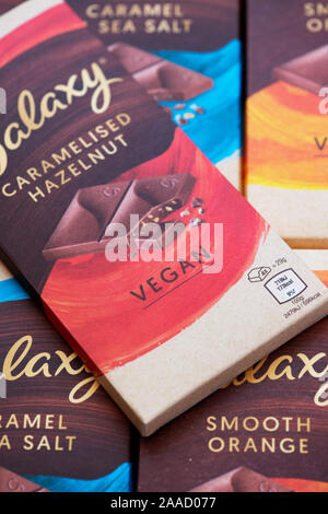 Galaxy Vegan cioccolato. Nocciole caramellate, liscia, arancio e caramello & Sale Marino bar Foto Stock