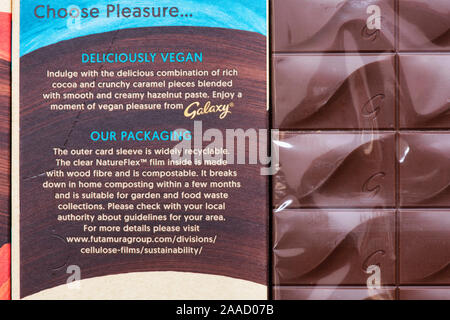 Galaxy Vegan cioccolato. Caramello & Sale Marino Bar mostra compostabile in plastica del manicotto interno Foto Stock