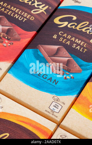 Galaxy Vegan cioccolato. Nocciole caramellate, liscia, arancio e caramello & Sale Marino bar Foto Stock