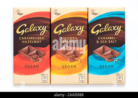 Galaxy Vegan cioccolato. Nocciole caramellate, liscia, arancio e caramello & Sale Marino bar Foto Stock