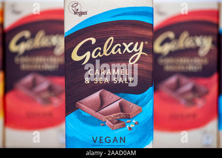 Galaxy cioccolato vegana, caramello e sale marino e nocciole caramellate bar Foto Stock