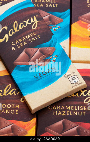 Galaxy Vegan cioccolato. Nocciole caramellate, liscia, arancio e caramello & Sale Marino bar Foto Stock