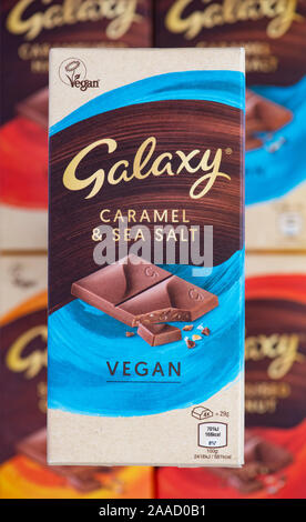 Galaxy Vegan cioccolato. Nocciole caramellate, liscia, arancio e caramello & Sale Marino bar Foto Stock