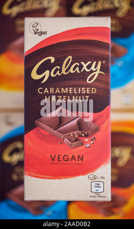 Galaxy Vegan cioccolato. Nocciole caramellate, liscia, arancio e caramello & Sale Marino bar Foto Stock