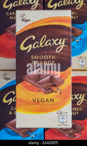 Galaxy Vegan cioccolato. Nocciole caramellate, liscia, arancio e caramello & Sale Marino bar Foto Stock