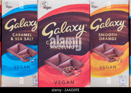 Galaxy Vegan cioccolato. Nocciole caramellate, liscia, arancio e caramello & Sale Marino bar Foto Stock