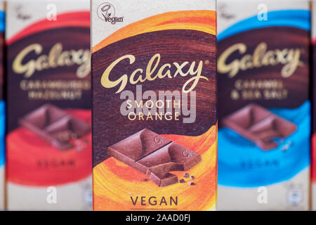 Galaxy Vegan cioccolato. Nocciole caramellate, liscia, arancio e caramello & Sale Marino bar Foto Stock