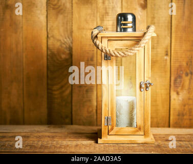 Bella Lanterna di legno su sfondo di vecchie tavole di legno Foto Stock