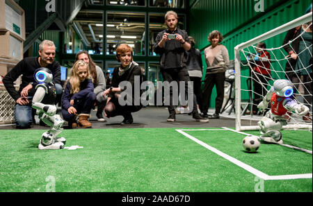 Amburgo, Germania. Xxi Nov, 2019. I visitatori di 'Speedi Dating con intelligenza artificiale - soddisfare i robot al ai giorni' di Hammerbrooklyn campus digitale guarda i robot che giocano a calcio. Il 22 e 23 novembre, una selezione di altamente sviluppato robot da vari campi sarà mostrato, dando un approfondimento delle attuali possibilità di intelligenza artificiale. Credito: Axel Heimken/dpa/Alamy Live News Foto Stock